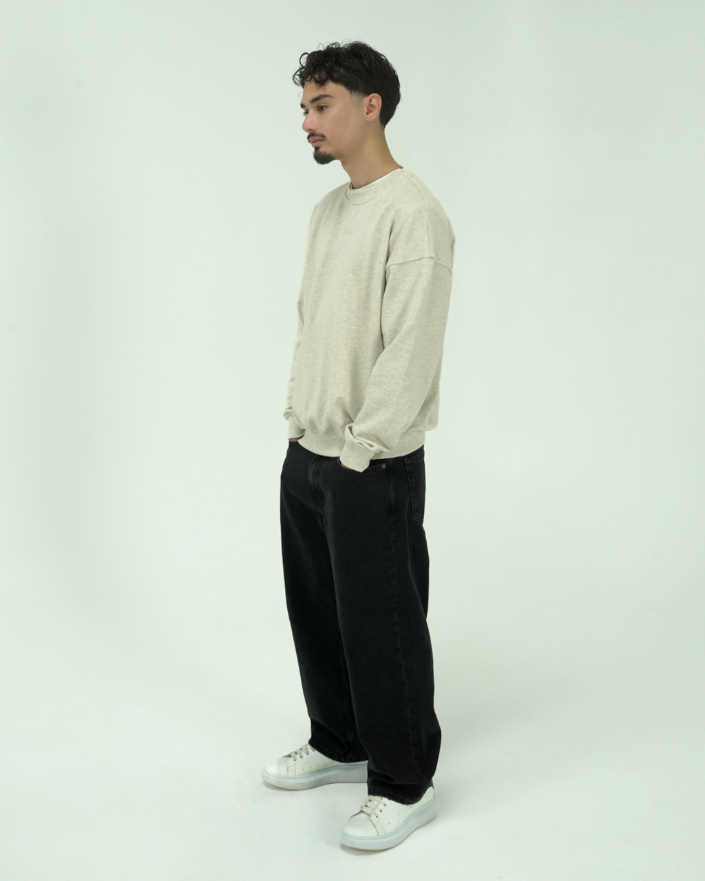 BASICS CREWNECK