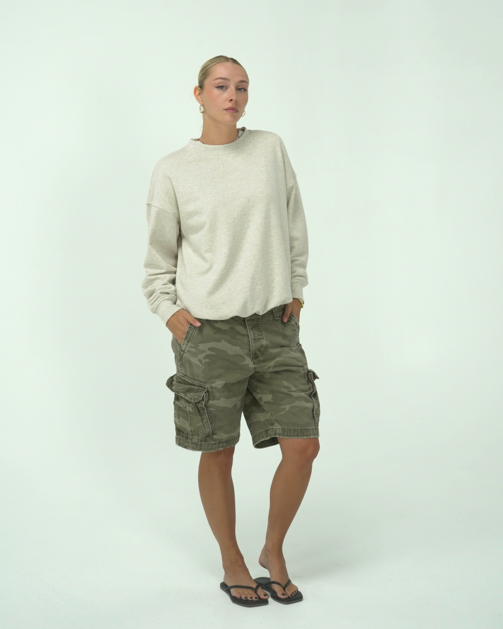BASICS CREWNECK